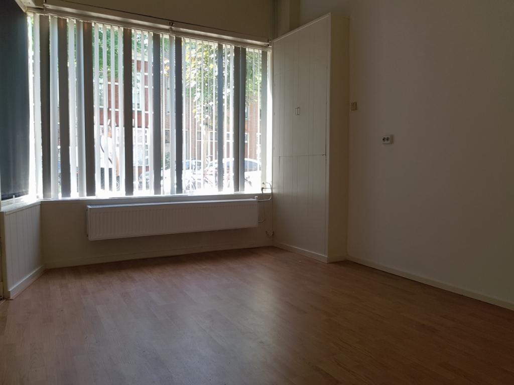 BEDRIJFSRUIMTE/Tabakshop te huur, Benedenwoning, Via bemiddelaar, 3 kamers, 50 m²