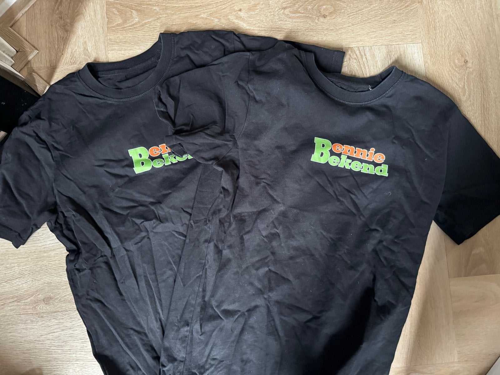 2x Bennie Bekend T-shirt - Maat M - Carnavalshit, Ophalen of Verzenden, Gedragen, Maat 48/50 (M), Zwart