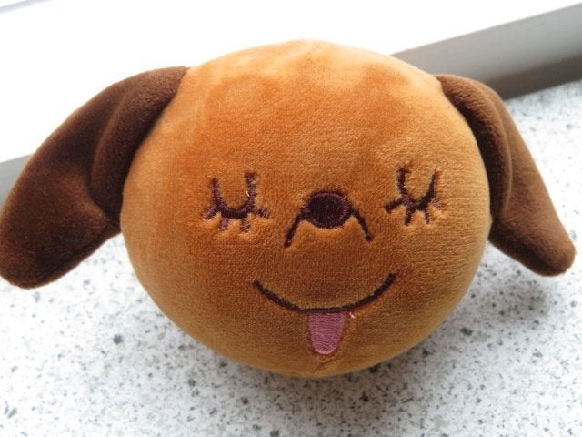 Bal bol hondje soort squeezy bruin velours oogjes dicht, Hema, Zo goed als nieuw, Wasbaar, Klein (minder dan 20 cm)