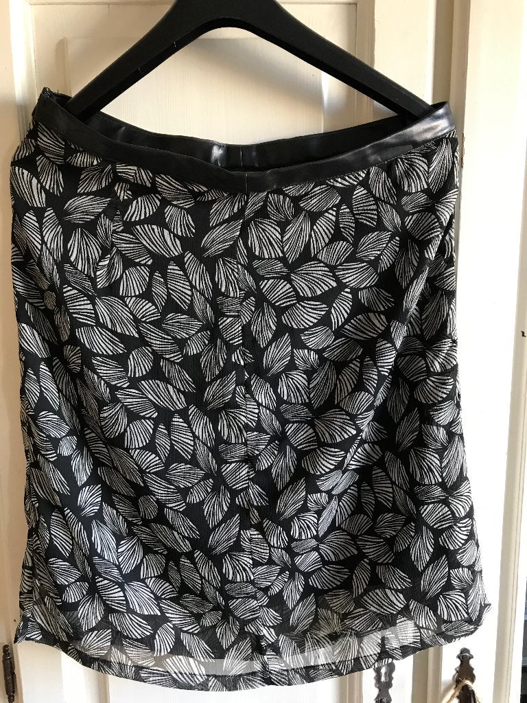 zwart/witte rok (LIV), Kleding | Dames, Rokken, Maat 38/40 (M), Meerkleurig, Ophalen of Verzenden, Zo goed als nieuw