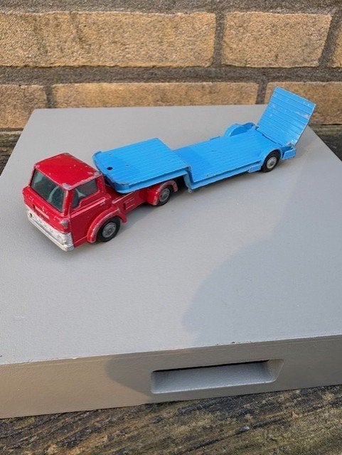 Corgi Juniors Ford D Series Truck met Low loader - dieplader, Ophalen of Verzenden, Gebruikt, Bus of Vrachtwagen