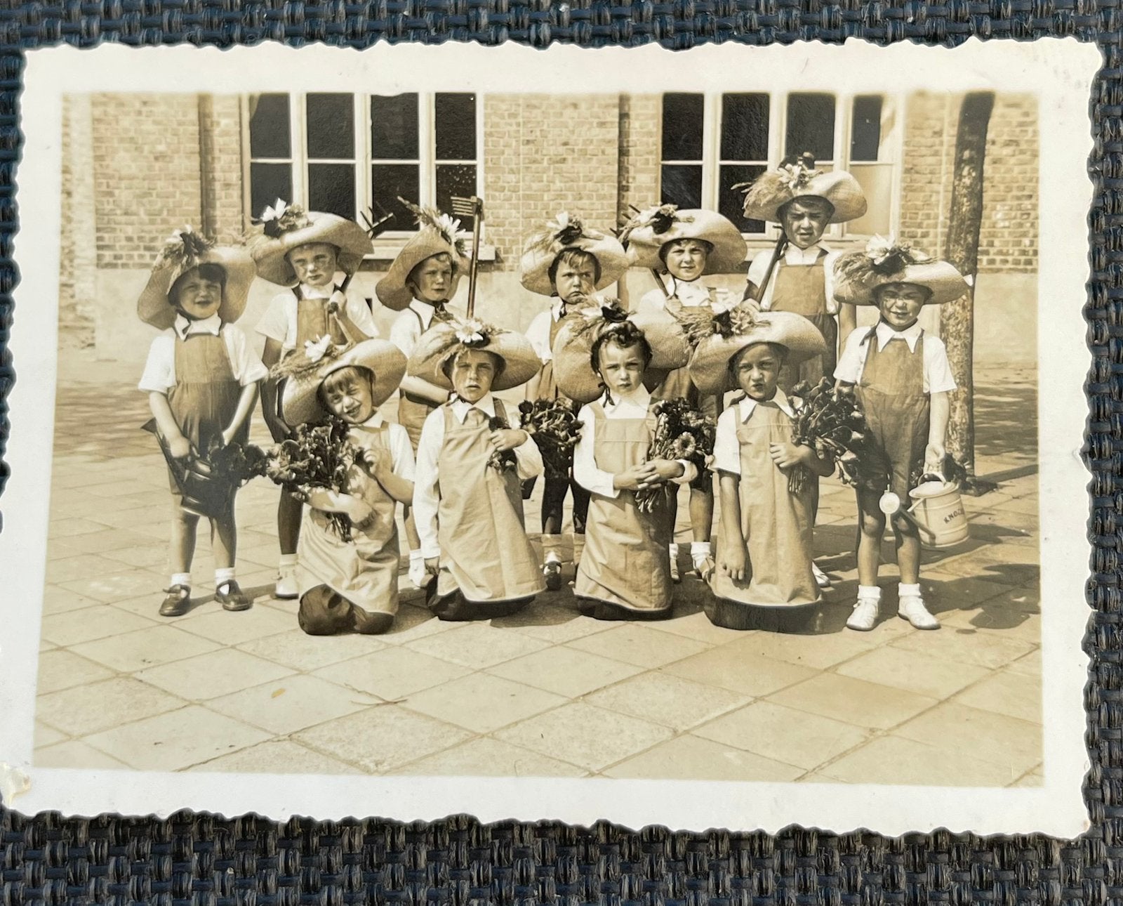 Historische  Schoolkinderen in Tuinkostuum Notariaat Vondst, Verzamelen, Ophalen of Verzenden, Voor 1940, Zo goed als nieuw