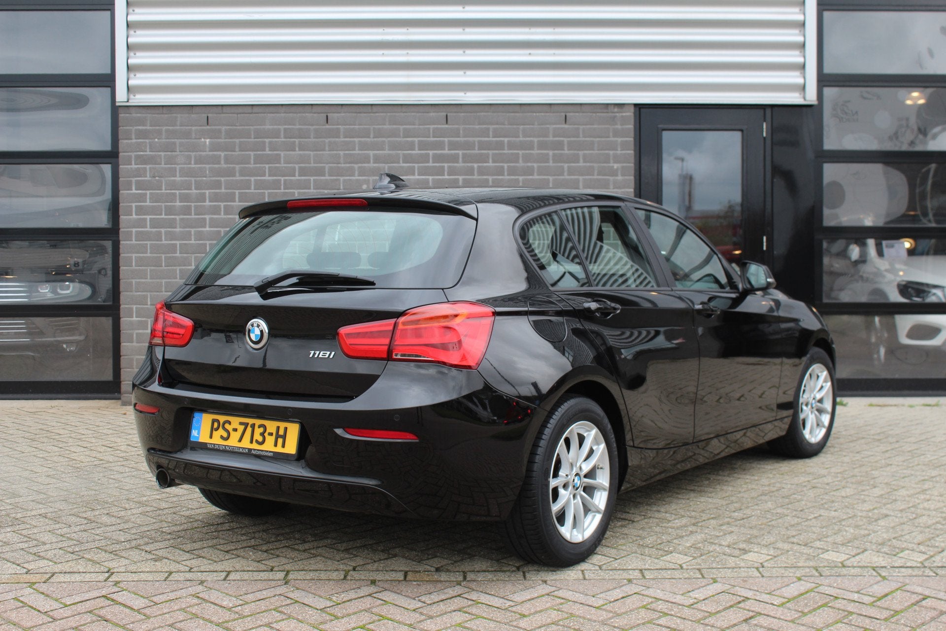 BMW 1-serie 118i Executive / Led / Automaat / N.A.P., Auto's, Dealer onderhouden, Gebruikt, Met garantie (alle), Zwart
