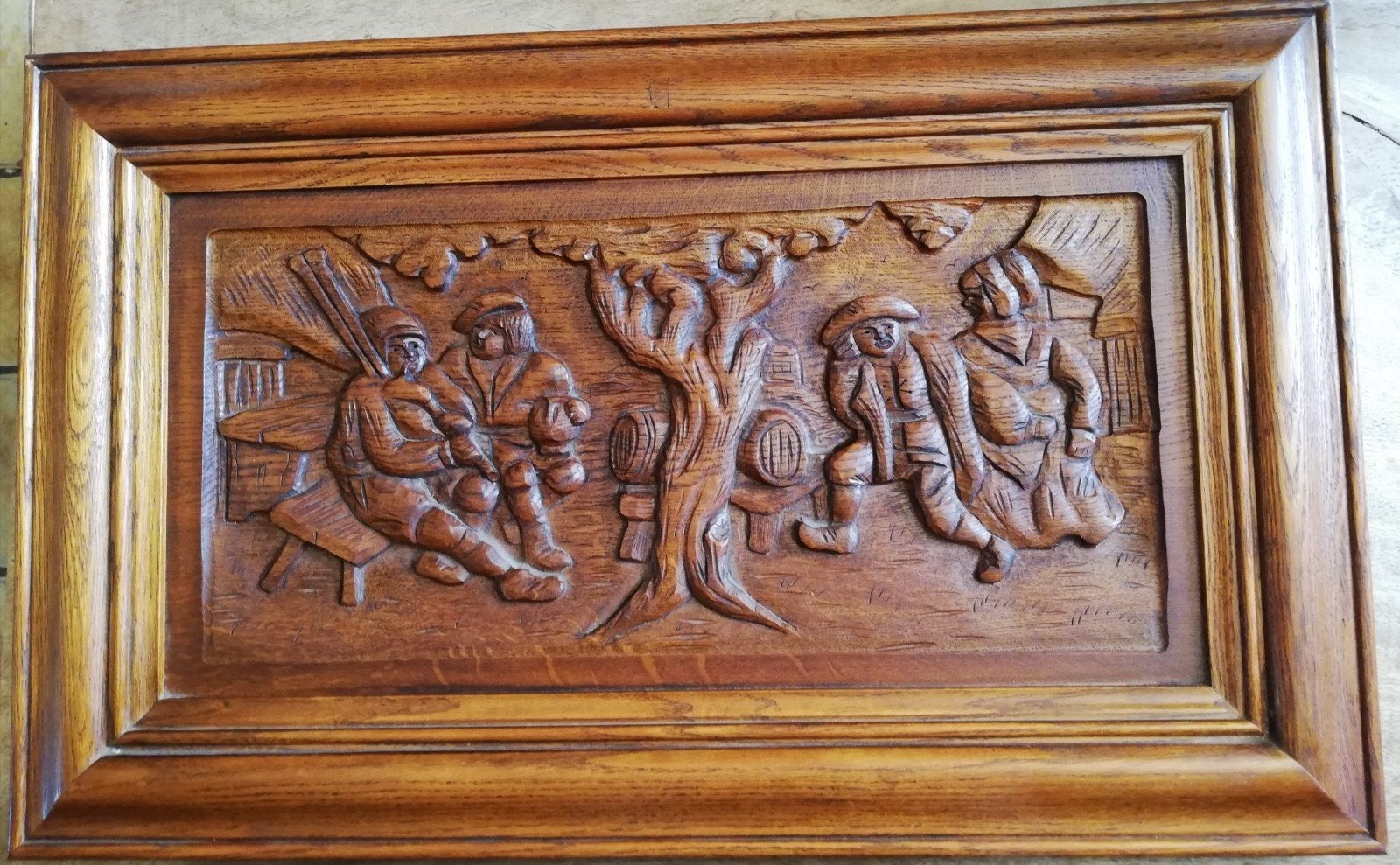 Drinkebroeders onder eikenboom. Eik. Houtsnijwerk. 80/49 cm., Antiek en Kunst, Kunst | Beelden en Houtsnijwerken, Groep mensen