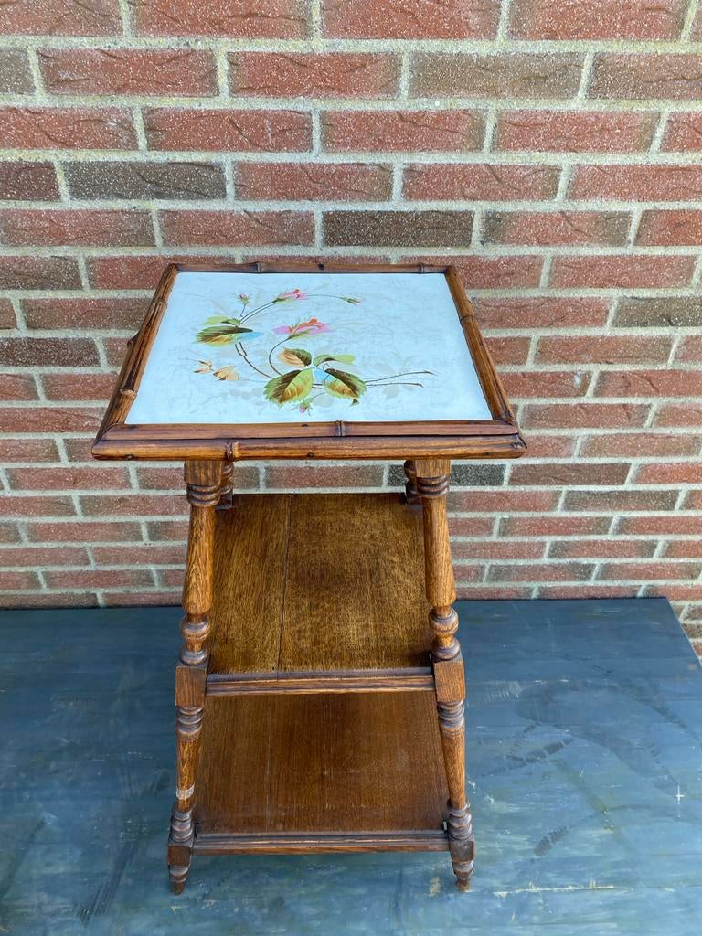 Antieke bijzettafel met bamboe en bloemmotief, Minder dan 55 cm, Gebruikt, Vierkant, Ophalen of Verzenden
