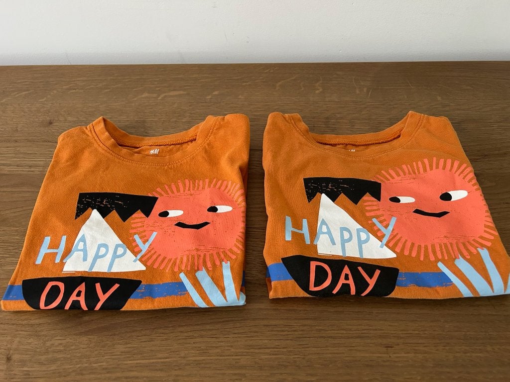 Set van 2 vrolijke shirts, H&M, Maat 110/116, Zgan!, Jongen of Meisje, H&M, Ophalen of Verzenden, Zo goed als nieuw