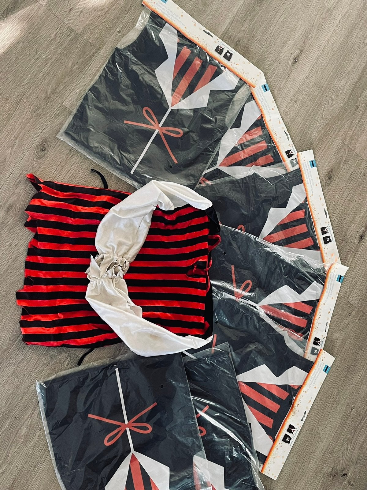 Verhuur piratenoutfits!, Carnaval, Nieuw, Ophalen of Verzenden, Kleding