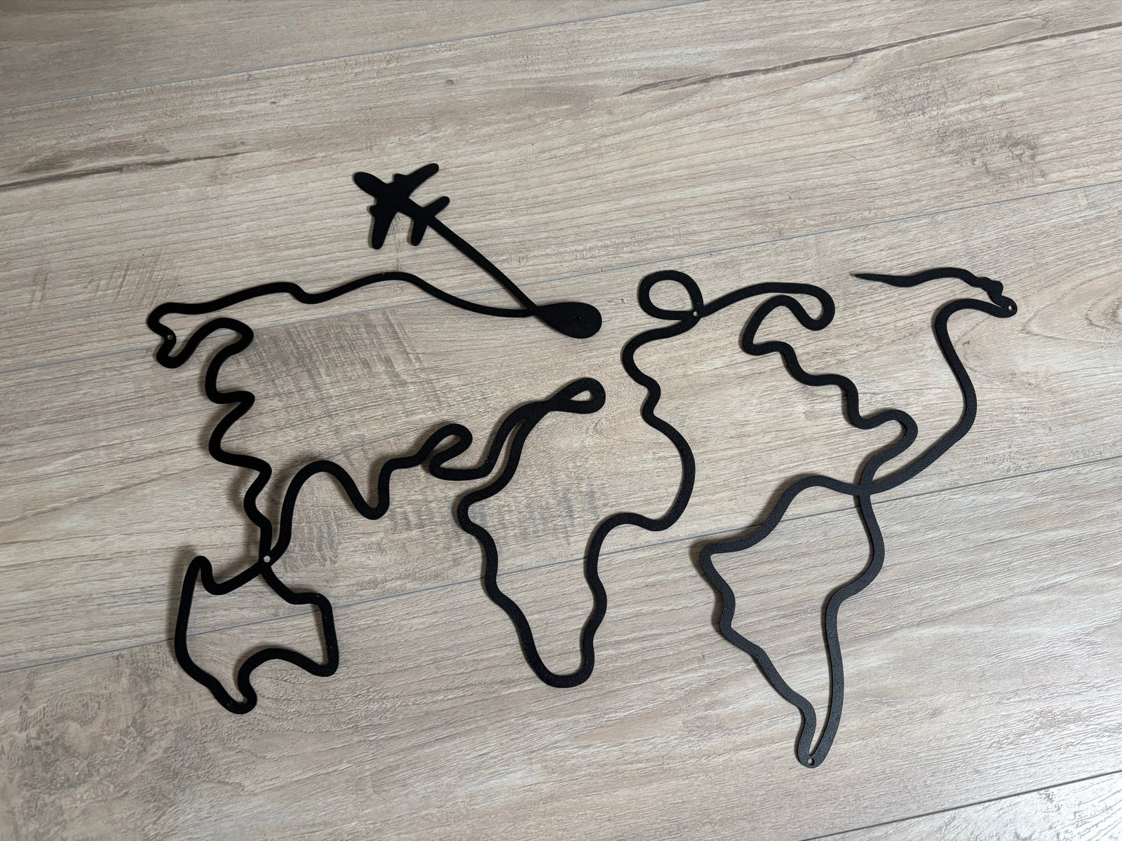 Metalen Wereldkaart Wanddecoratie met Vliegtuig - 60x40 cm, Metaal, Zwart, Decoratieobject, Ophalen of Verzenden