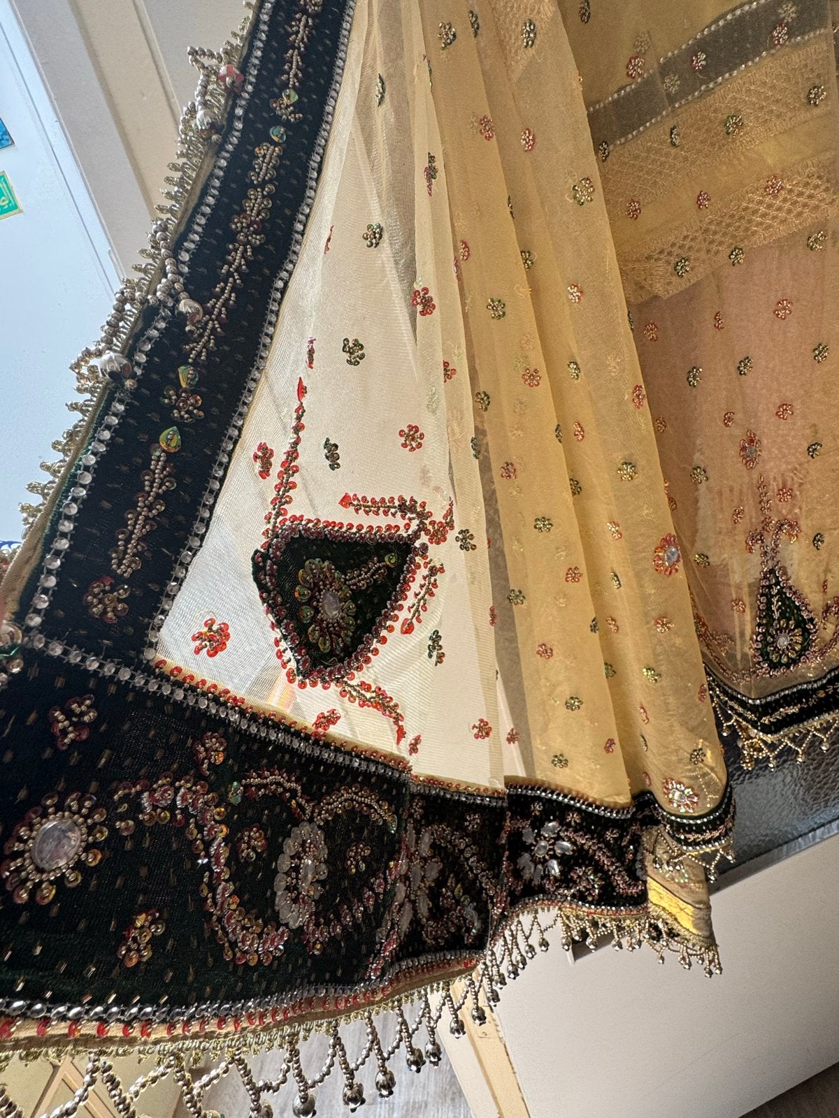 Prachtige Indiase/Pakistaanse jurk met borduurwerk, Overige typen, Beige, Zo goed als nieuw, Ophalen