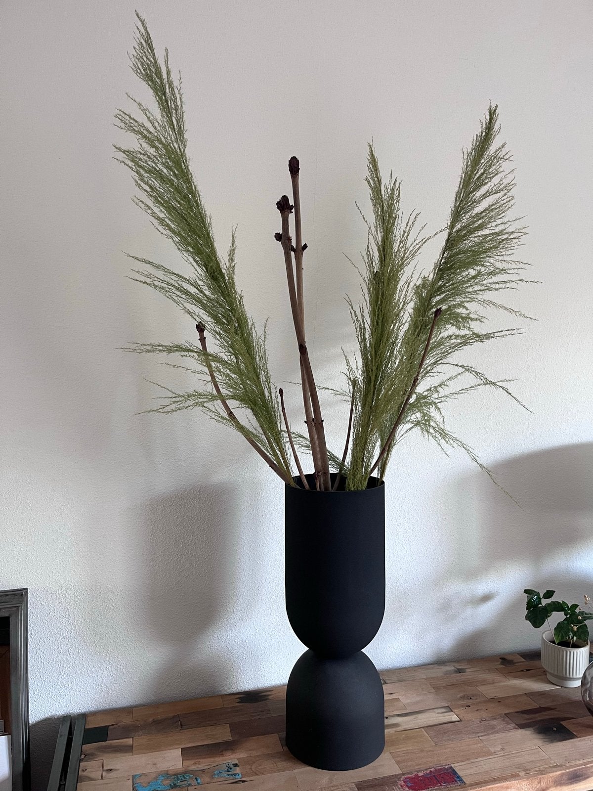 Zwarte vaas met takken en kunstgroen - 55cm hoog, Ophalen, Zo goed als nieuw, Inclusief decoratie, Zwart