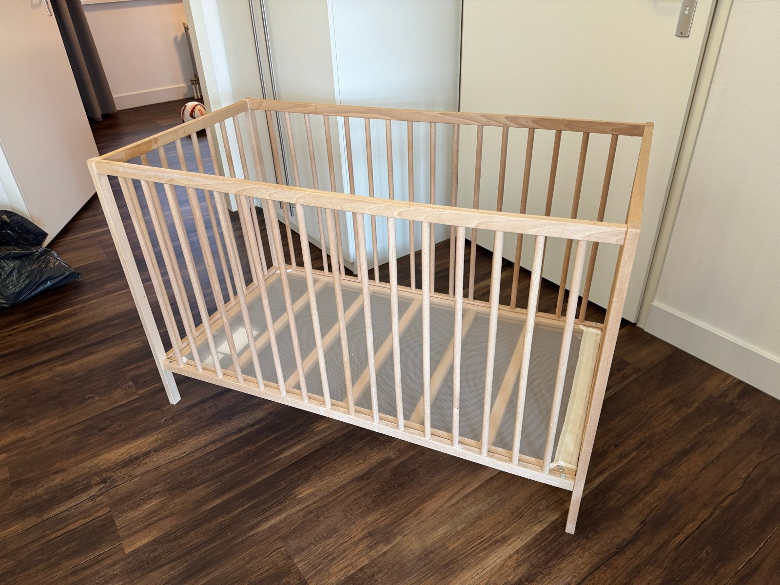 Houten Ledikant Babybedje IKEA, Kinderen en Baby's, Babywiegjes en Ledikanten, Ophalen, Zo goed als nieuw, Ledikant