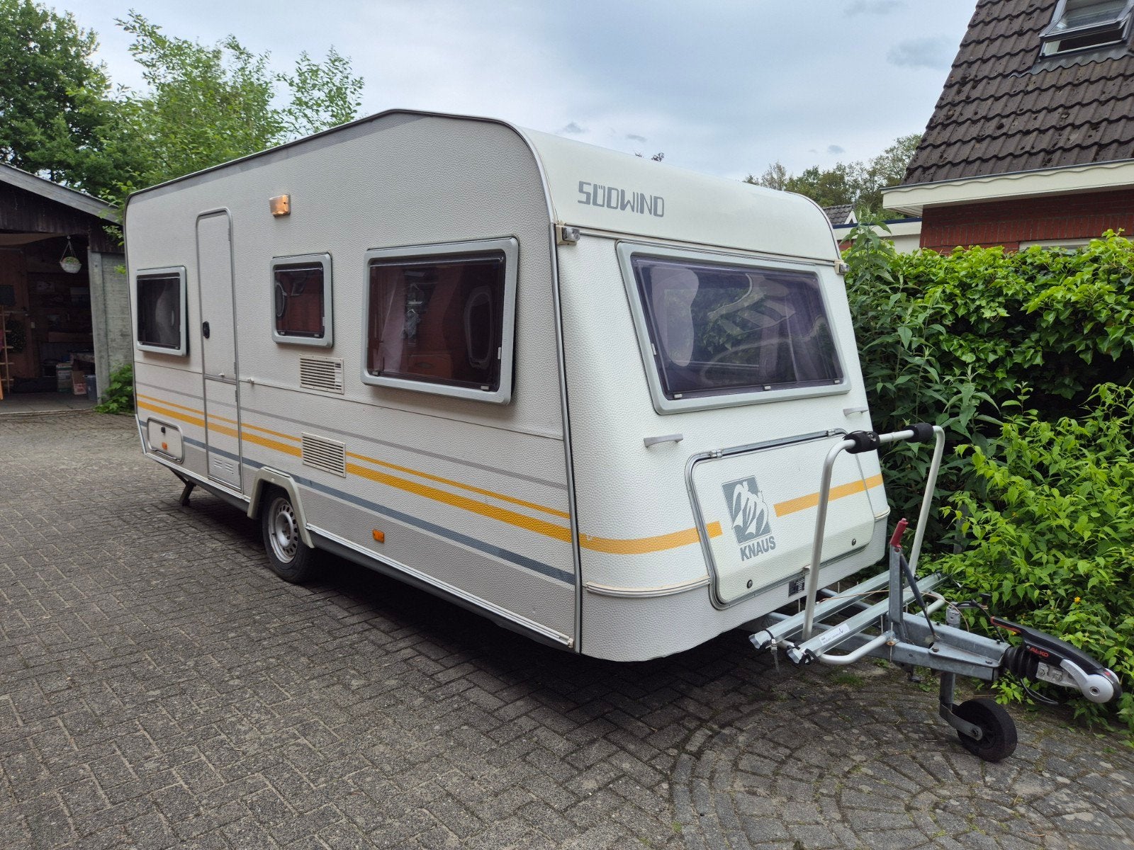 Zeer nette Knaus Südwind met nieuwe Brand voortent én luifel, Caravans en Kamperen, Caravans, Rondzit, Schokbreker, Particulier