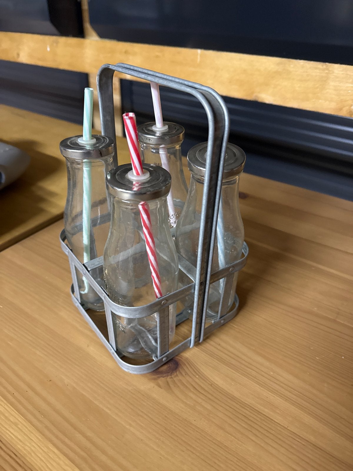 Set van 4 glazen flessen met rietjes in metalen houder, Ophalen of Verzenden, Gebruikt