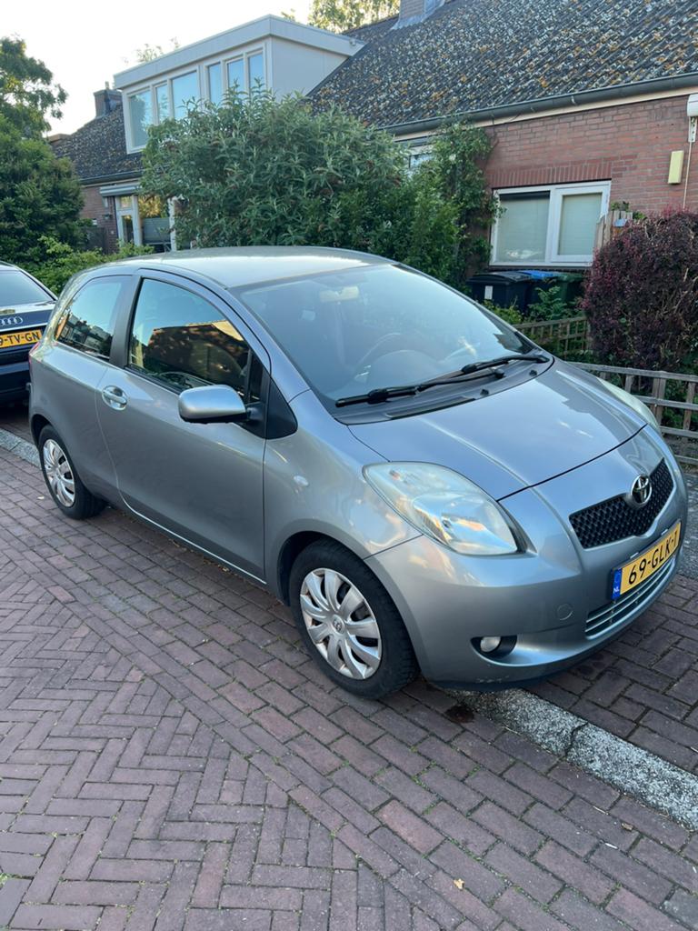 Toyota Yaris 1.3 16V Vvt-i 3DR MMT 2008 Grijs, Auto's, Toyota, 40 €/maand, 750 kg, 4 cilinders, Origineel Nederlands