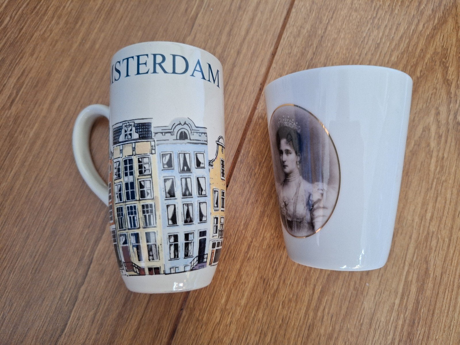 2 Amsterdam mokjes: Hermitage en grachtenpandjes, Huis en Inrichting, Ophalen of Verzenden, Zo goed als nieuw, Porselein, Mok