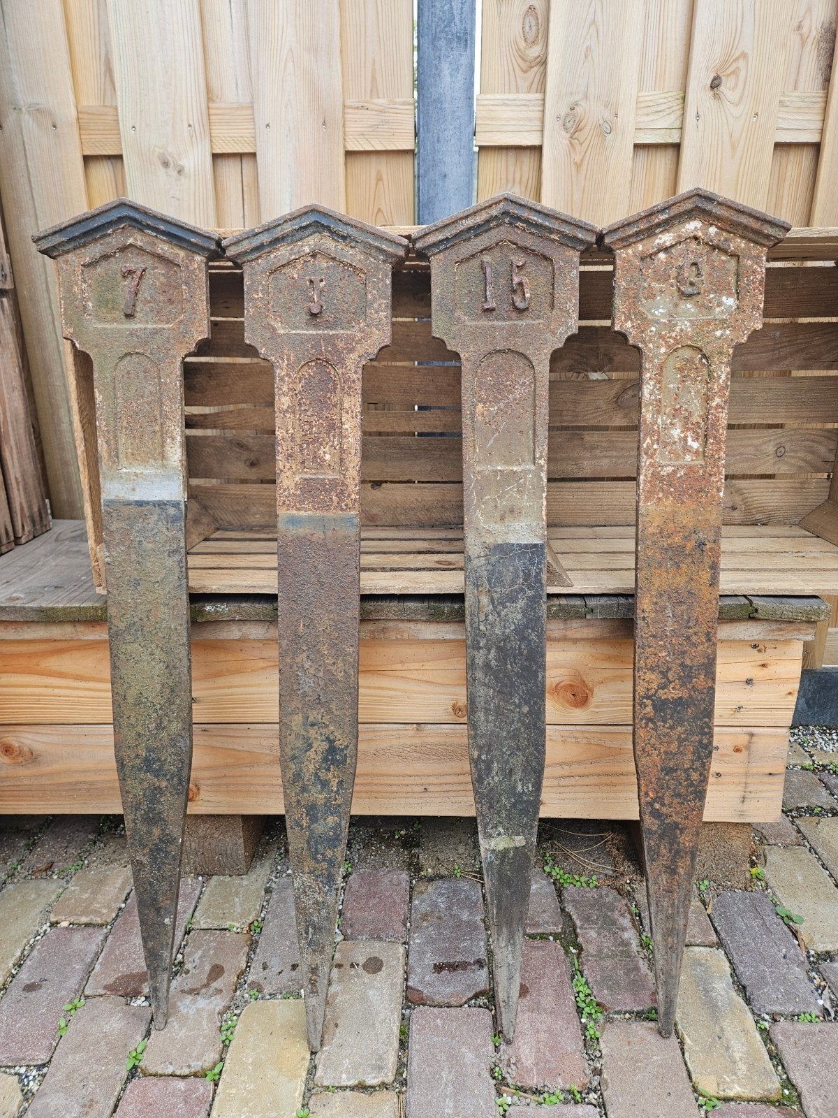 Graf paaltjes, Graf markering, Grafsteen paaltjes, Ophalen, Gebruikt