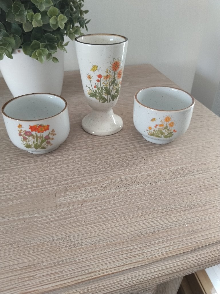 3 vintage bloempotjes Wild flowers, Rond, Ophalen of Verzenden, Zo goed als nieuw, Aardewerk