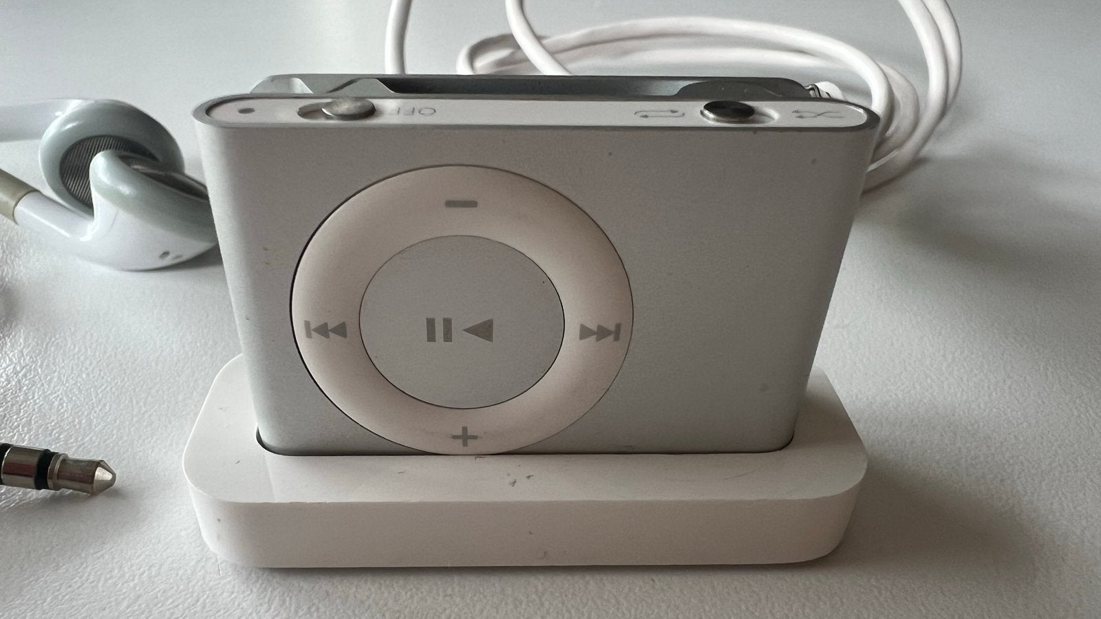 Apple iPod Shuffle 2e generatie met dock en oortjes, Shuffle, Zo goed als nieuw, Zilver, Minder dan 2 GB