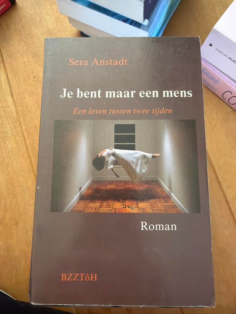 Je bent maar een mens - Sera Anstadt (Roman), Ophalen, Zo goed als nieuw, Nederland