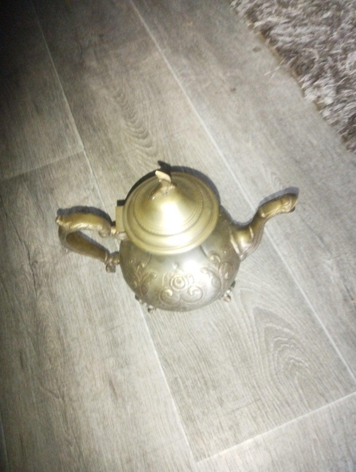 Antieke koperen theepot met gedetailleerde gravures, Ophalen
