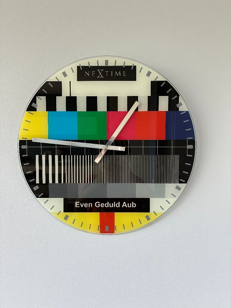 Nextime Wandklok Testbeeld - 'Even Geduld Aub', Analoog, Werkt op batterijen, Ophalen of Verzenden, Modern