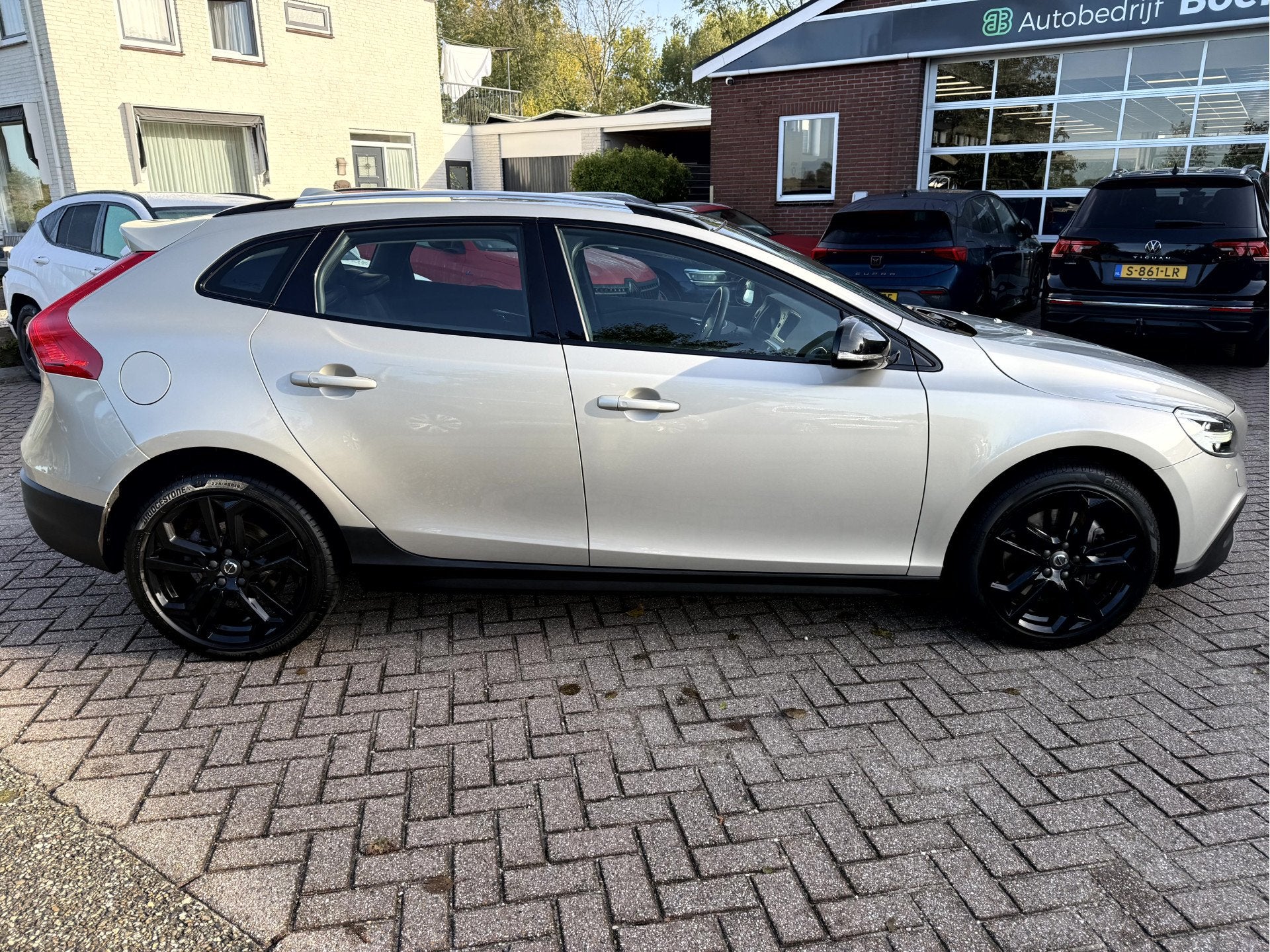 Volvo V40 Cross Country 1.5 T3 Nordic+ Luxury Panoramadak, 1, Auto's, Dealer onderhouden, 700 kg, Beige, Bedrijf