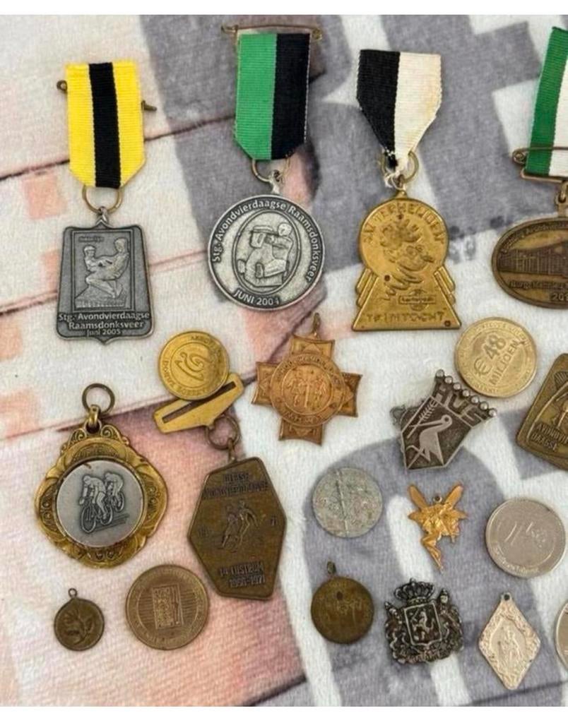 Diverse 22 medaille lintjes munten wielrennen vierdaagse ect, Ophalen of Verzenden, Nederland