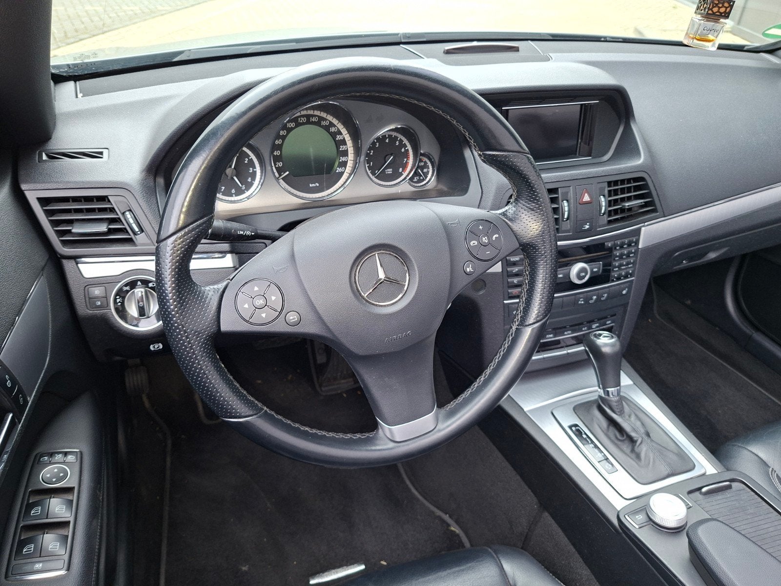 Mercedes E200 Cabriolet> recent groot onderhoud / APK gehad., Auto's, Mercedes-Benz, Achterwielaandrijving, 1800 kg, 4 cilinders