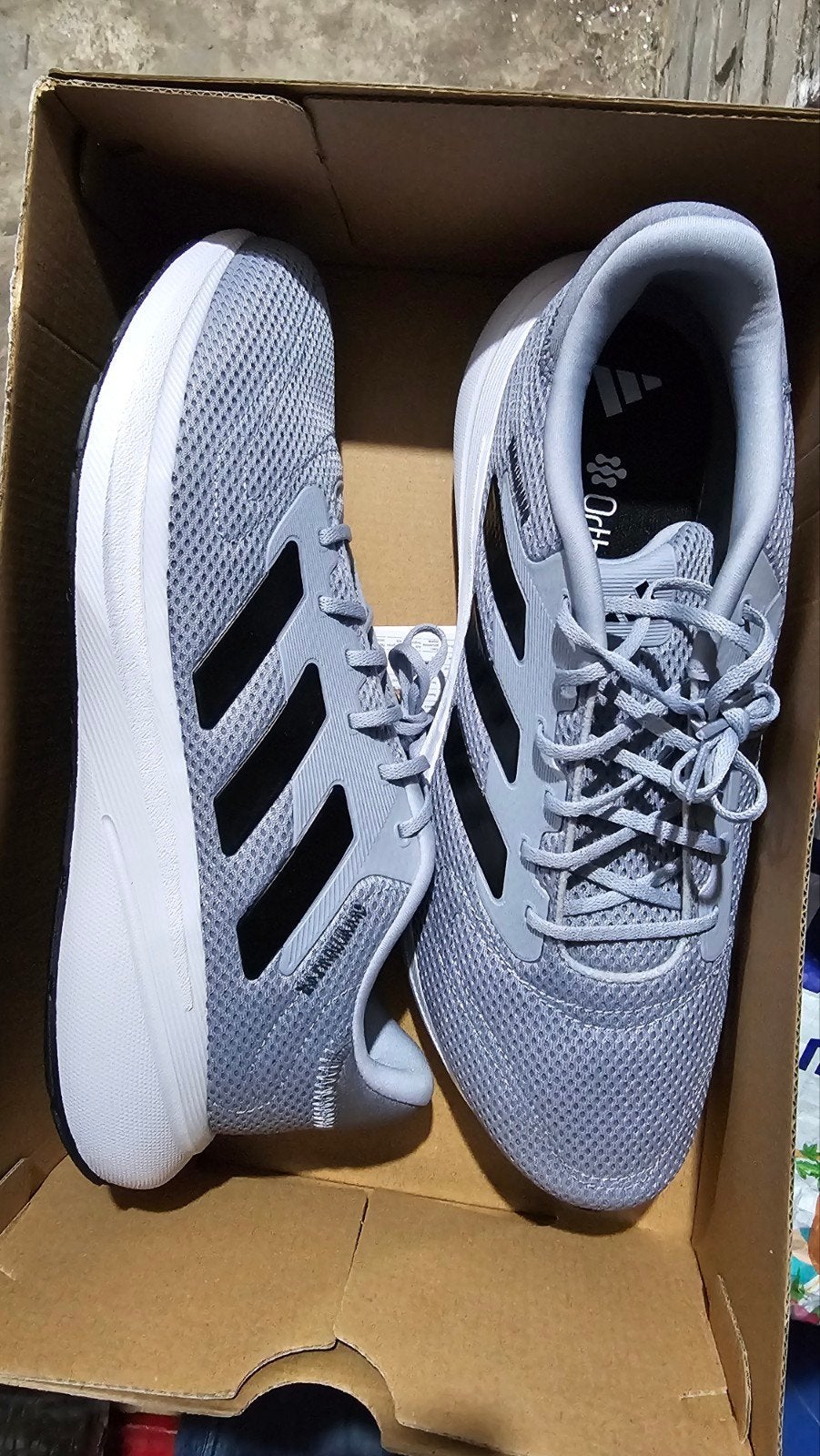 Nieuwe Adidas sneakers - Grijs met zwarte strepen, Kleding | Dames, Schoenen, Ophalen of Verzenden, Nieuw, Overige kleuren