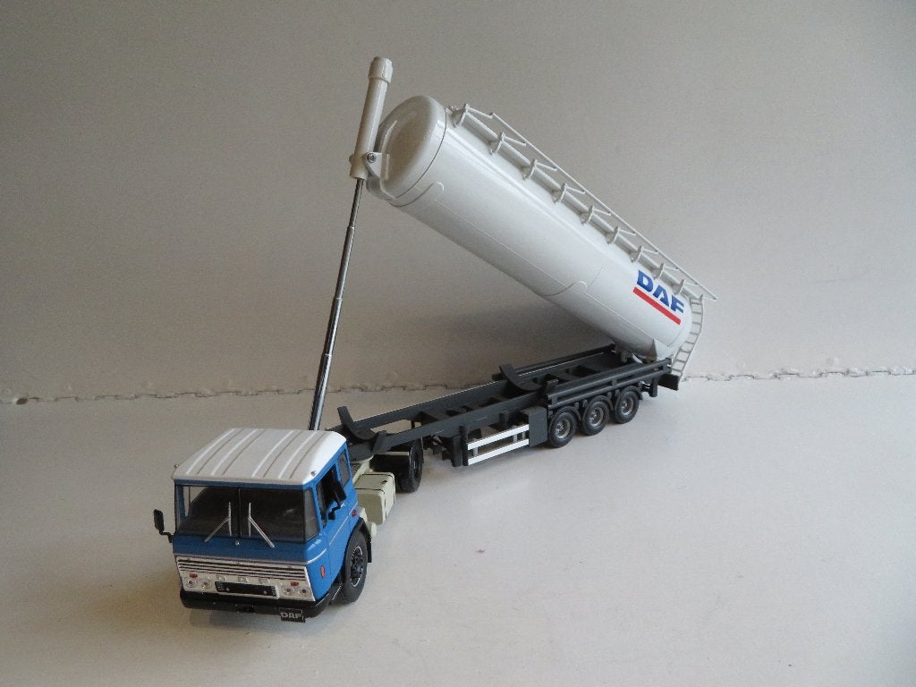 IXO DAF 2600 Truck 1:43 Met DAF Hydraulische Tanker 1:50, Ophalen of Verzenden, Zo goed als nieuw, Bus of Vrachtwagen, Lion Toys
