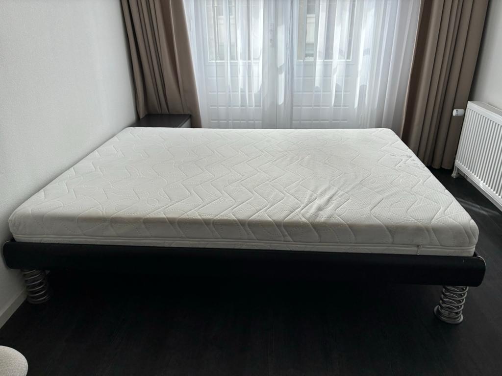 Tweepersoonsbed 140x200 + matras + nachtkastje, Huis en Inrichting, Slaapkamer | Bedden, Ophalen, Zwart, Tweepersoons, 140 cm