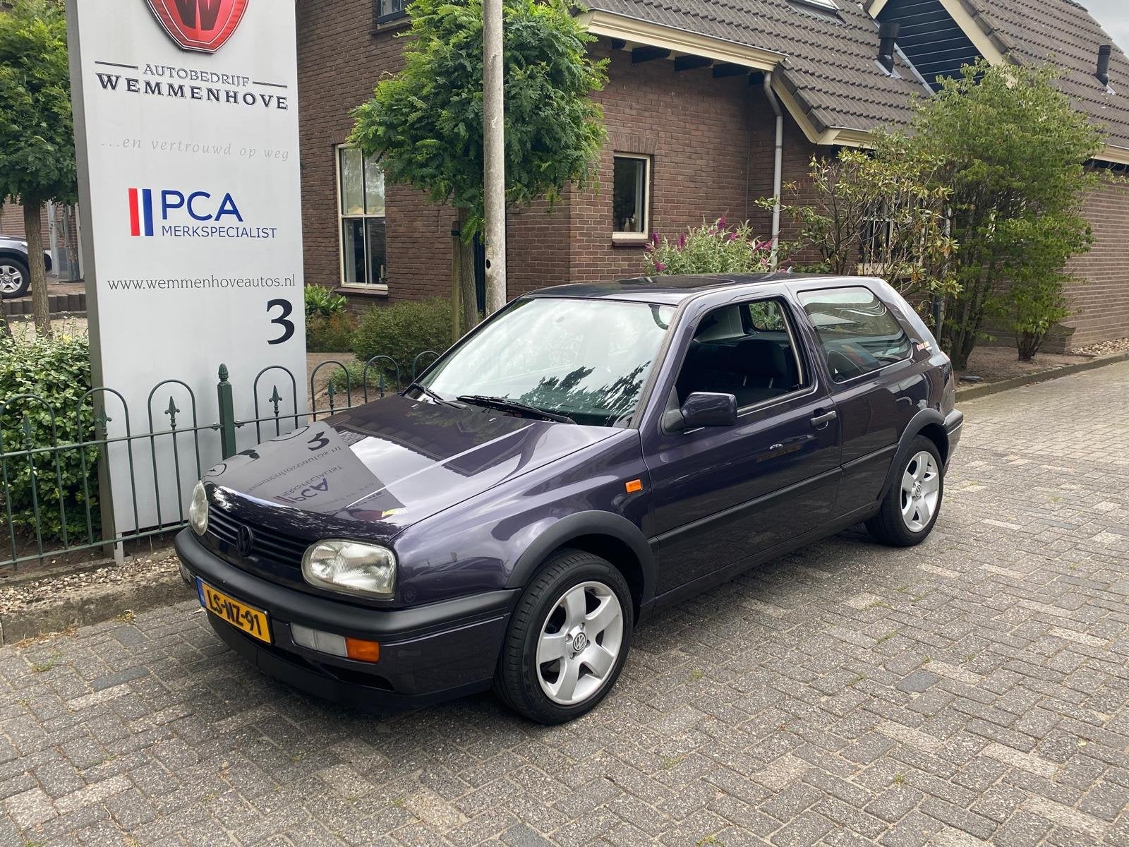 Volkswagen Golf 1.8 CL Rolling stones (bj 1995), Voorwielaandrijving, Dealer onderhouden, Stof, Zwart