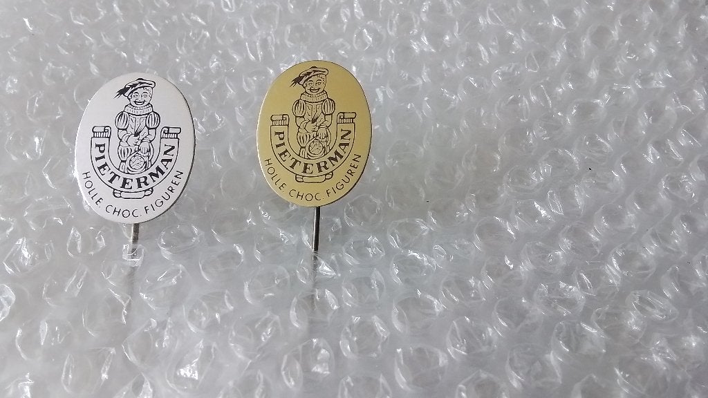 2 verschillende kleuren speldjes pieterman chocol figuren, Verzamelen, Ophalen of Verzenden, Zo goed als nieuw