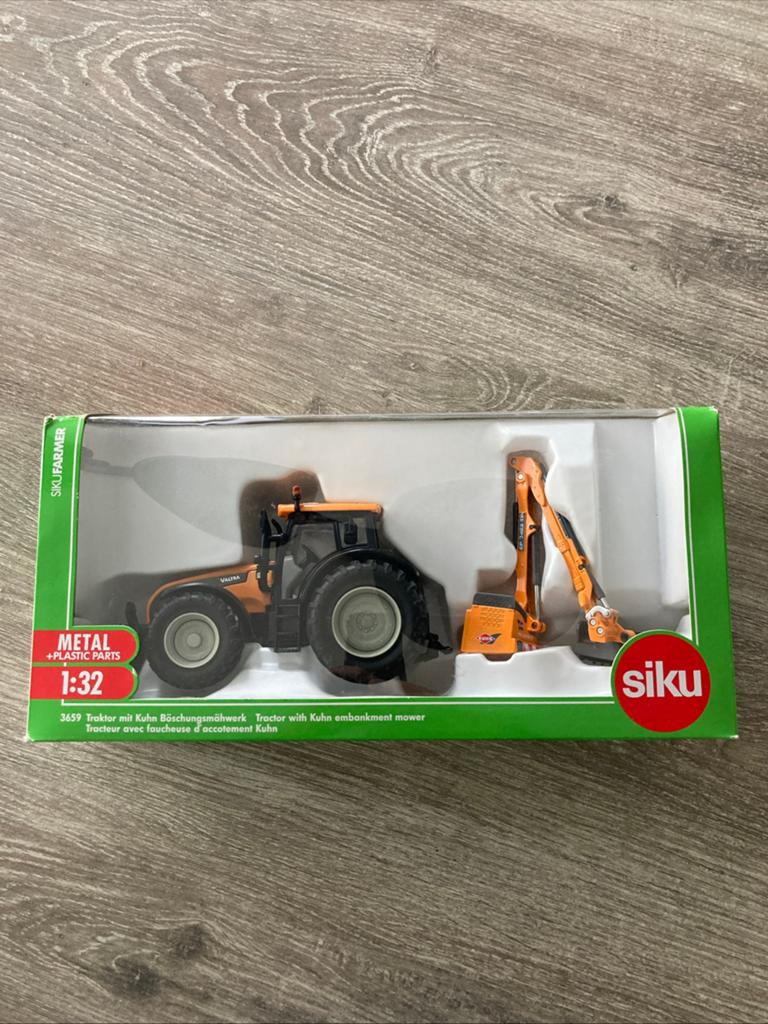 Siku 3659 valtra valmet met kuhn  bermmaaier 1:32 in doos, Ophalen of Verzenden, Nieuw, Tractor of Landbouw, SIKU