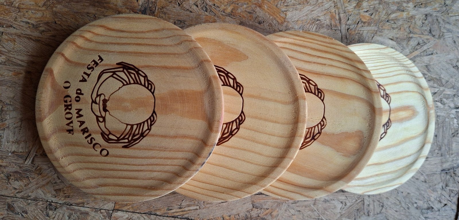 4 Bordjes Marisco Festival O Grove Galicië /diameter 19 cm., Gebruikt, Schaal, Rond, Ophalen of Verzenden