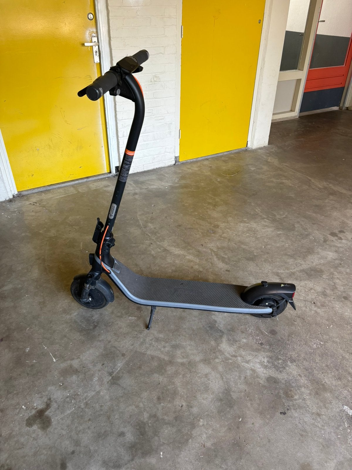 Elektrishe step ninebot met lader, Ophalen, Zo goed als nieuw, Elektrische step (E-scooter)