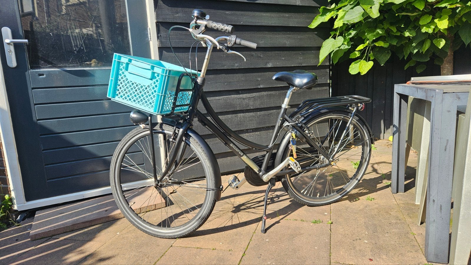 Zwarte Batavus cnctd fiets met voordrager en krat, Terugtraprem, Gebruikt, Versnellingen, Batavus