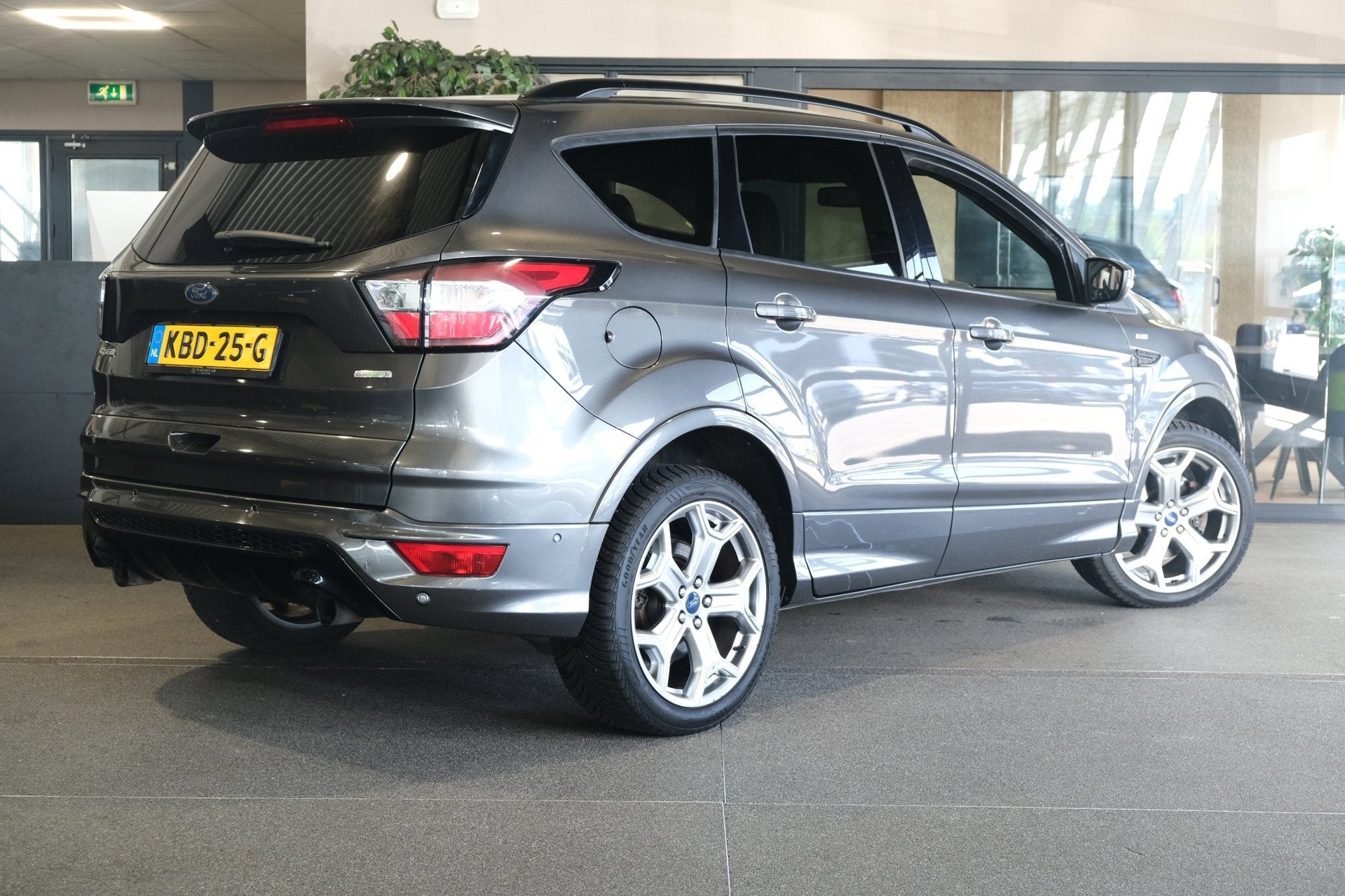 Ford Kuga 1.5 EcoBoost ST Line AUT Navi Xenon Leder Pdc Cam, Automaat, Zwart, 4 cilinders, Bi-Xenon koplampen