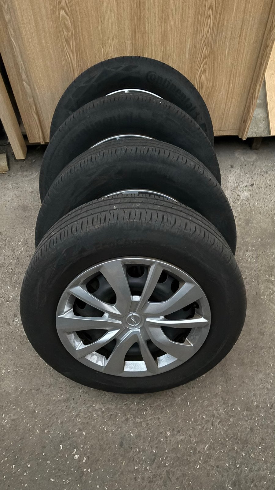 Vredestein EcoContact 6 banden op velgen met sierdoppen, Auto-onderdelen, Gebruikt, 15 inch, Banden en Velgen, Personenwagen