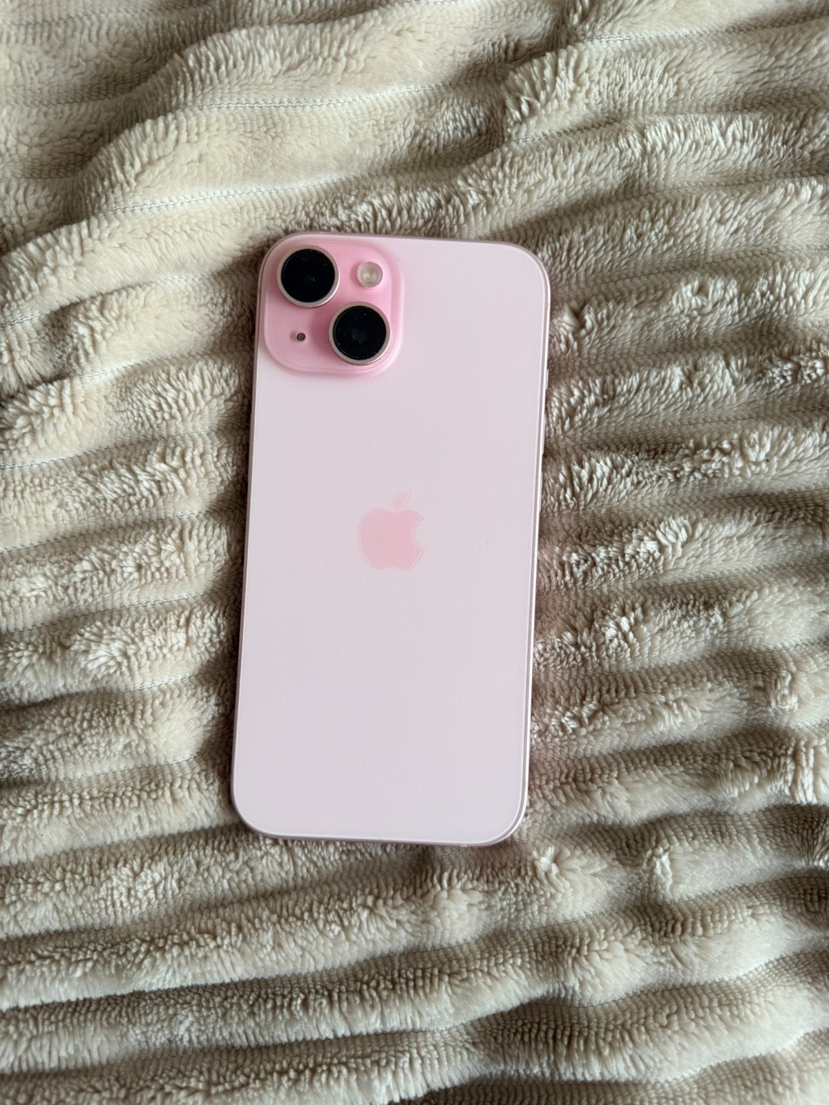 iPhone 15 128GB Roze – Zeer nette staat – 93% batterij