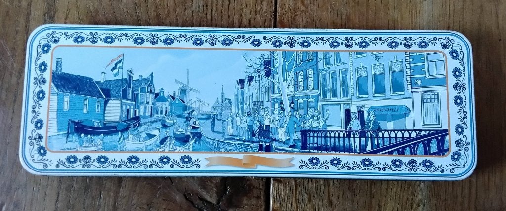 Stroopwafelblik met Hollandse voorstelling erop (met deukje, Verzamelen, Ophalen of Verzenden, Gebruikt, Koek(jes), Overige merken