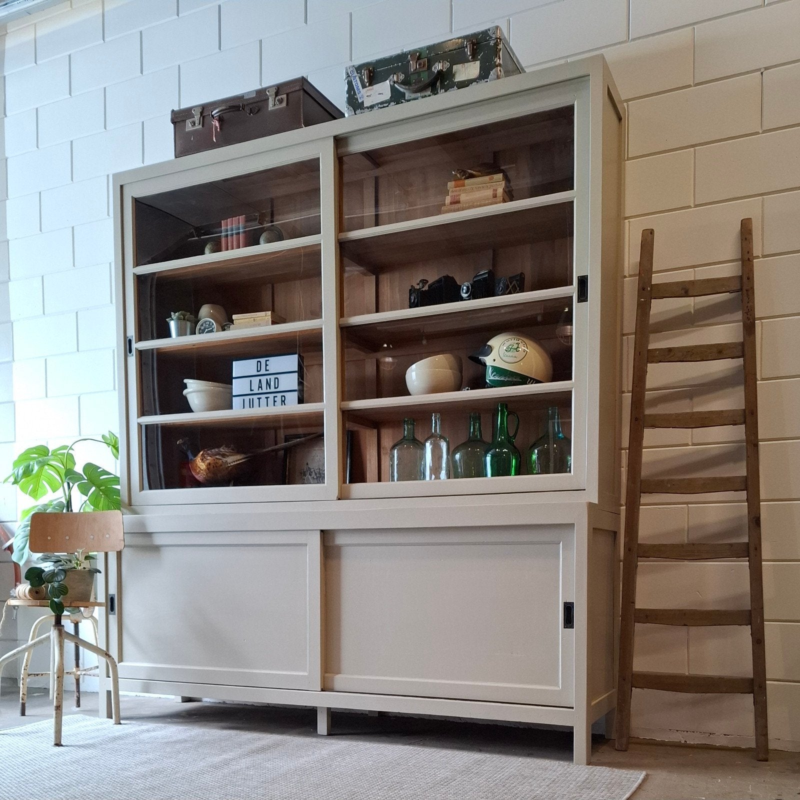 Vintage/Brocante zandkleurige schoolkast, houten buffetkast, Huis en Inrichting, Kasten | Buffetkasten, 200 cm of meer, Ophalen of Verzenden