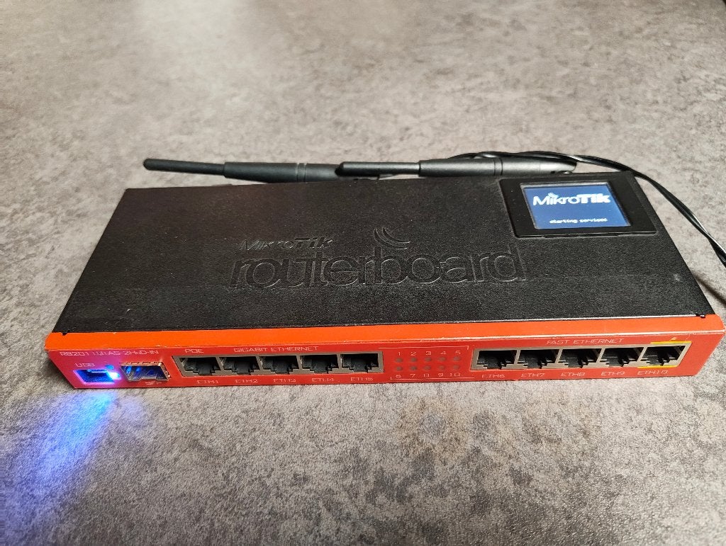 Mikrotik RB2011UiAS-2HnD-IN - Professionele Router, Ophalen of Verzenden, Gebruikt, Router met modem, Mikrotik