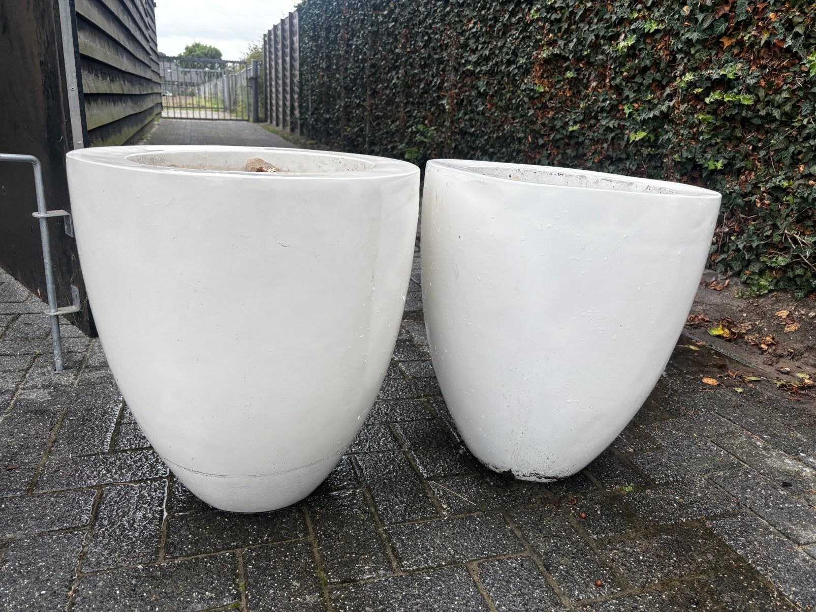 Twee witte ronde plantenpotten, Gebruikt, 40 cm of meer, Rond, Binnen