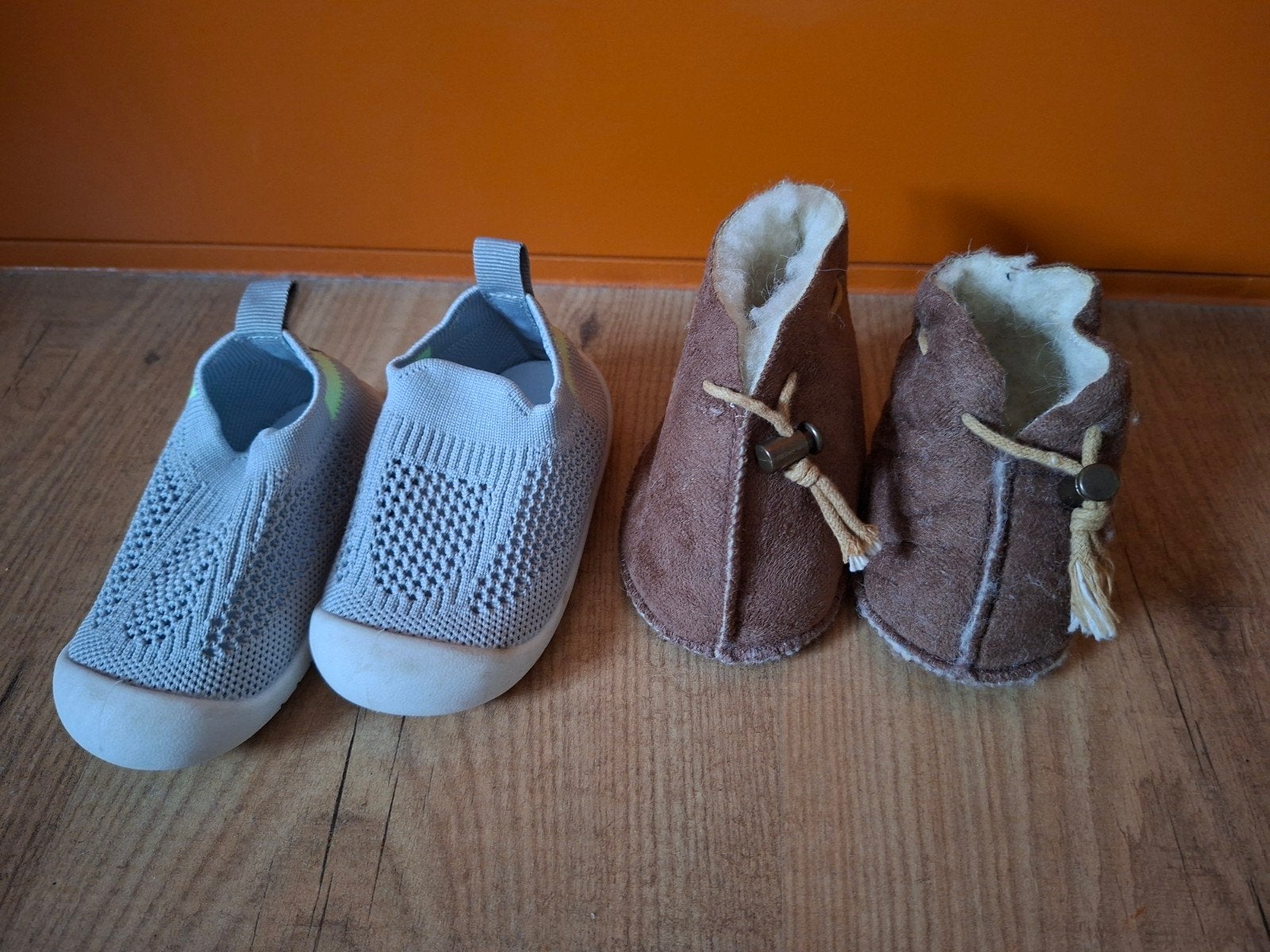 Babyschoenen en wollen slofjes - Maat 13.5, Kinderen en Baby's, Ophalen of Verzenden, Zo goed als nieuw, Jongen of Meisje, Schoenen