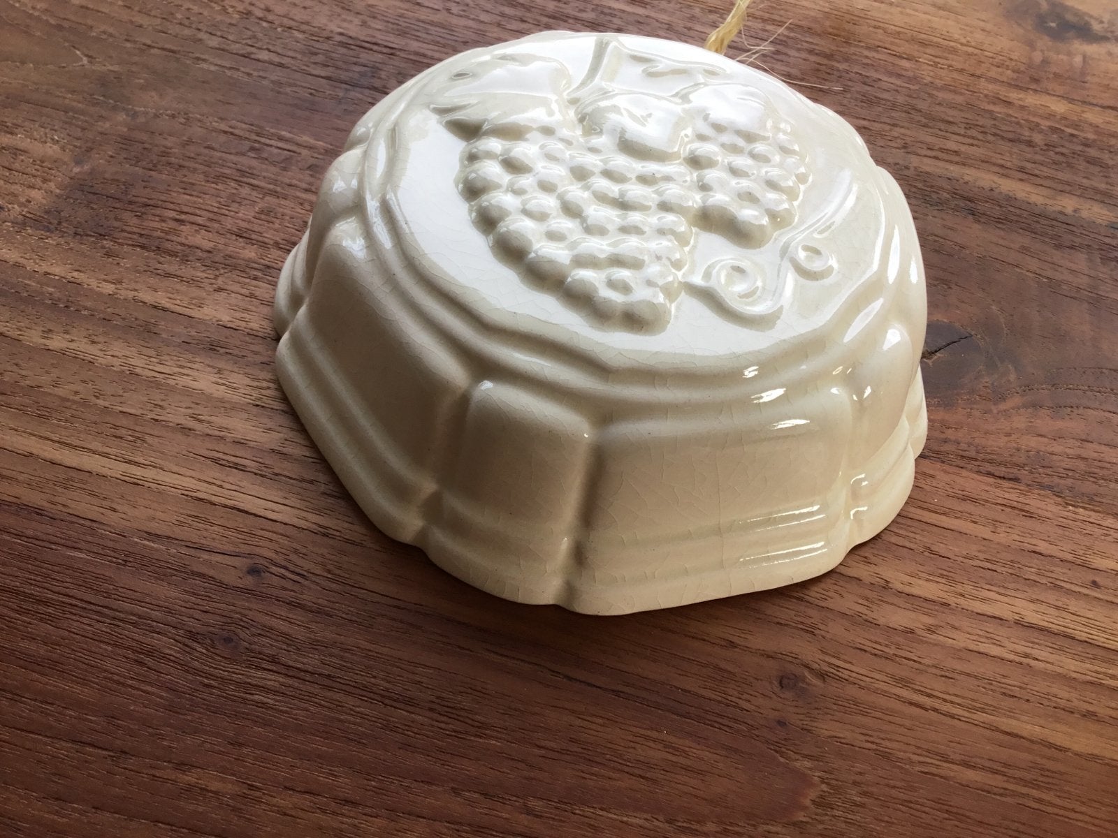 Vintage: Craculé crèmekleurige Druivenmotief puddingvorm, Ophalen of Verzenden