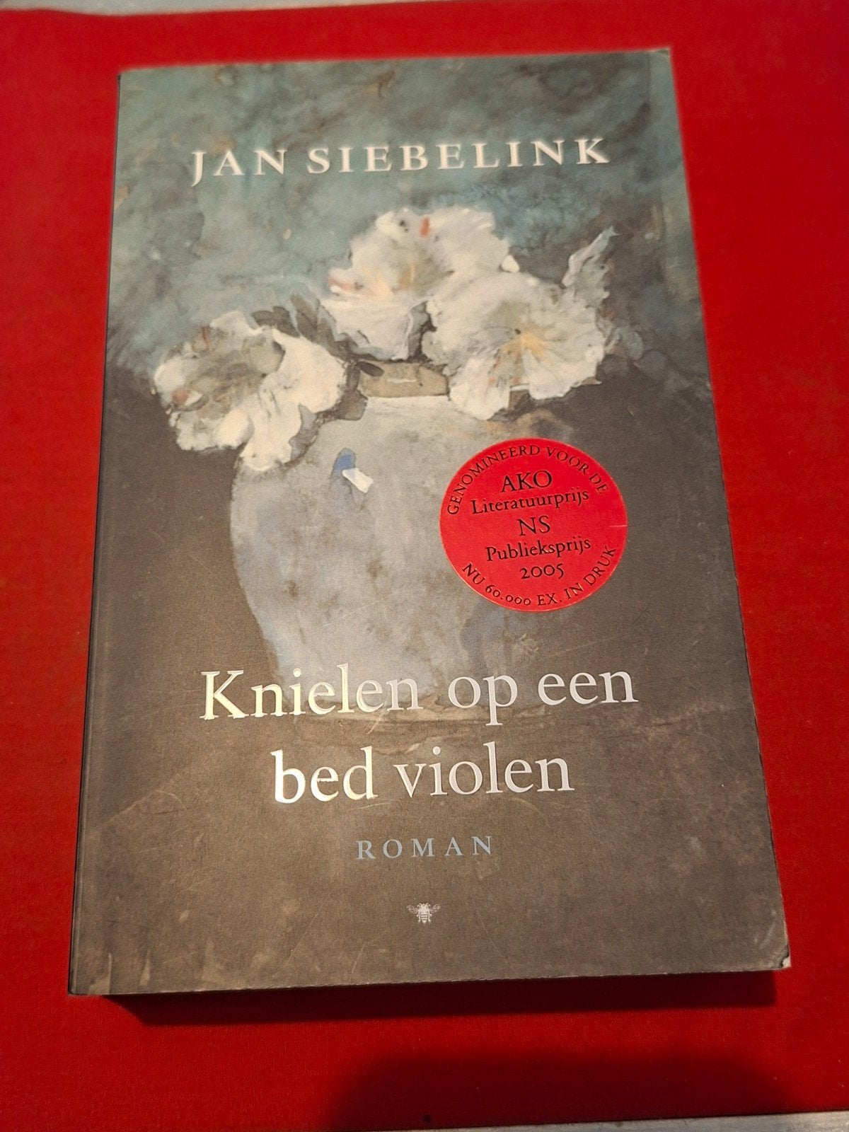 GESIGNEERD Knielen op een bed violen. Jan Siebelink. 2005.., Ophalen of Verzenden, Gelezen