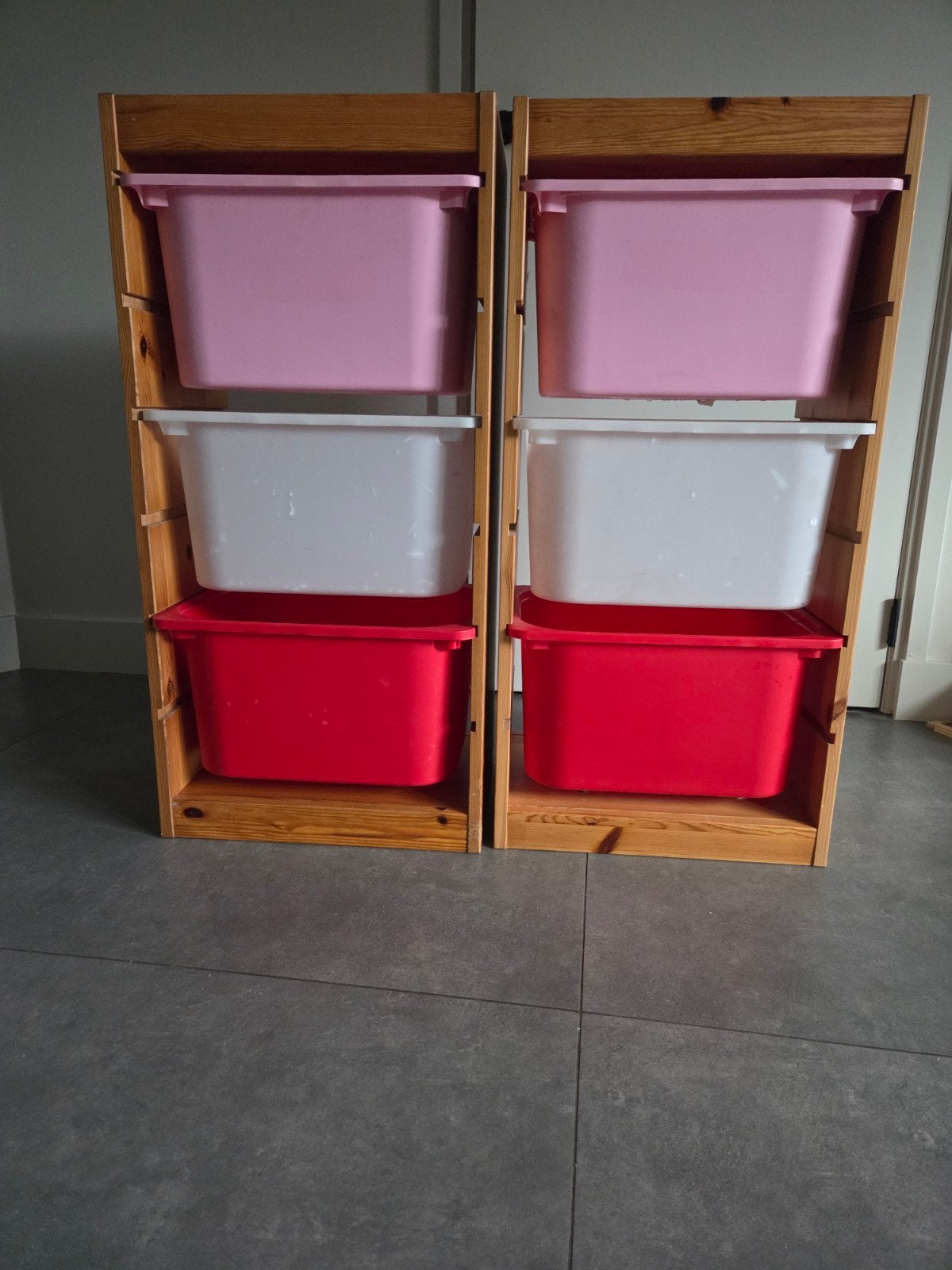 2x IKEA Trofast kast bruin hout met bakken (roze, rood, wit), Kinderen en Baby's, Kinderkamer | Commodes en Kasten, Ophalen of Verzenden