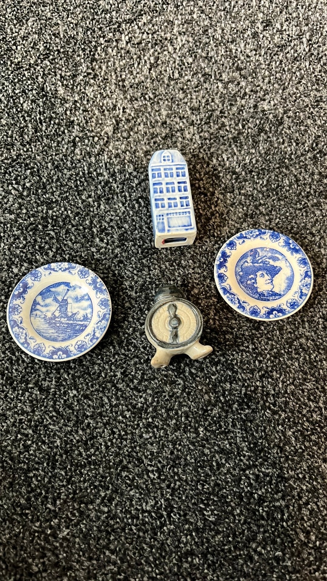 Delfts Blauw minaturen. Bordjes, huisje en klok., Ophalen of Verzenden