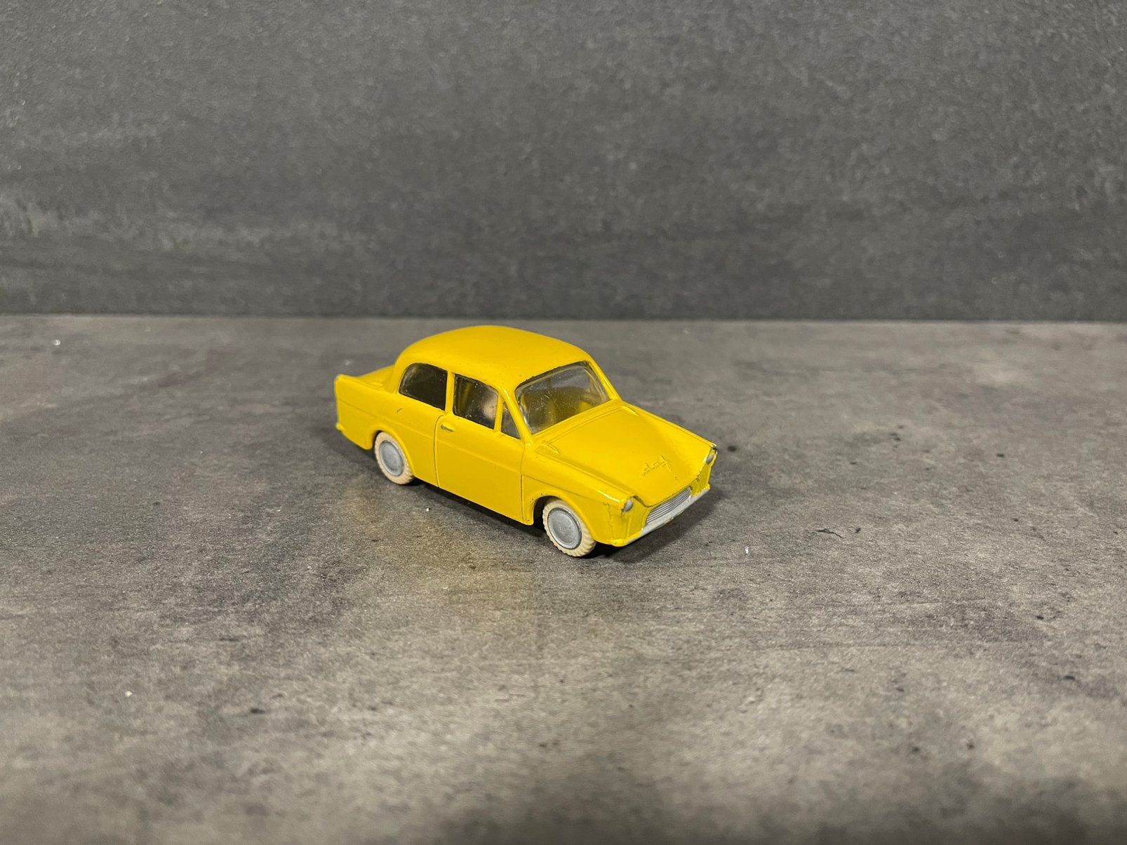 Oude keurige Daffodil van Lion Car in zeer nette staat, Ophalen of Verzenden, Gebruikt, Auto, Lion Toys